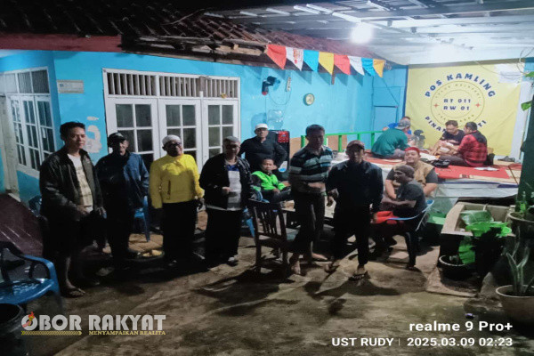 Jakarta, Obor Rakyat - Ketua RW 01, dana LMK melakukan kunjungan silaturahmi ke Pos Keamanan Lingkungan (Pos Kamling) RT 011/RW 01, Kelurahan Pinang Ranti, Kecamatan Makassar, Jakarta Timur, Minggu (9/3/2025) malam.