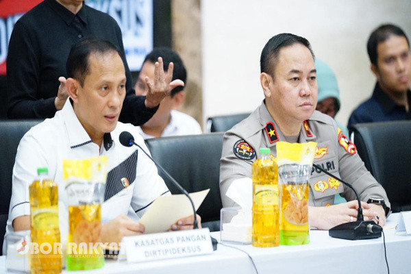 Jakarta, Obor Rakyat – Direktorat Tindak Pidana Ekonomi dan Khusus (Dirtipideksus) Bareskrim Polri berhasil mengungkap kasus pengemasan ulang minyak goreng "MINYAKITA" dengan isi takaran yang tidak sesuai label kemasan. Dalam operasi yang digelar pada Minggu, 9 Maret 2025, di sebuah gudang di Kota Depok, tim penyidik mendapati praktik ilegal yang merugikan konsumen.