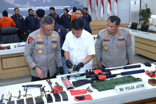Direktorat Reserse Kriminal Umum (Ditreskrimum) Polda Jawa Timur berhasil mengungkap kasus penyelundupan berbagai jenis senjata api di Bojonegoro.