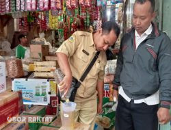 Diskoperindag Bondowoso Cek Takaran Minyak Goreng Merk Minyakita di Pasaran