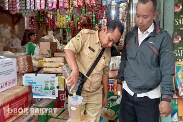 Bondowoso, Obor Rakyat - Dinas Koperasi Perindustrian dan Perdagangan (Diskoperindag) Kabupaten Bondowoso, Jawa Timur, pada 10 Maret 2025, telah melakukan pengecekan terhadap minyak goreng merk Minyakita.