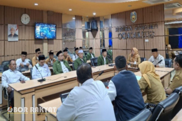 Situbondo, Obor Rakyat - Dalam rangka untuk kepentingan bersama tetap di misi "Mencerdaskan Anak Bangsa", Forum Komunikasi Diniyah Takmiliyah (FKDT) Kabupaten Situbondo menggelar audensi dengan pemerintah daerah.