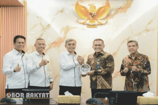 Jakarta, Obor Rakyat - PT Pupuk Indonesia (Persero) meningkatkan kolaborasi bersama Komisi Pemberantasan Korupsi (KPK) sebagai komitmen untuk menyempurnakan tata kelola pupuk bersubsidi dalam rangka mendukung swasembada pangan nasional.