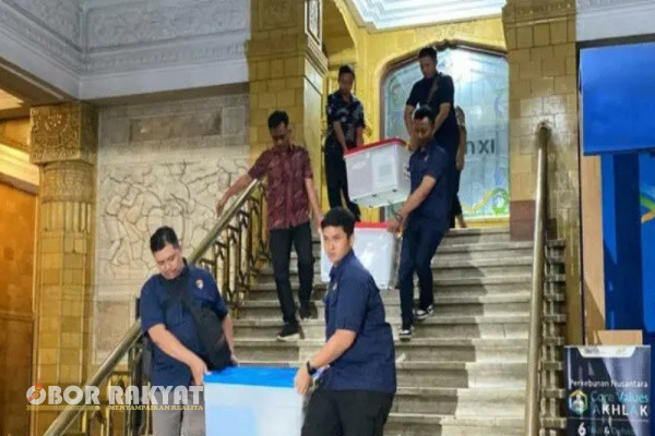 Surabaya, Obor Rakyat - Penyidik Korps Pemberantas Tindak Pidana Korupsi (Kortas Tipikor) Bareskrim Mabes Polri mengangkut 6 box berisi sejumlah dokumen sesudah melakukan penggeledahan di Kantor PT Perkebunan Nusantara (PTPN) XI, Jawa Timur, Jalan Merak Nomor 1 Surabaya, Rabu (12/3/2025) malam.