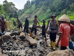 Karya Bakti, Polsek Binakal Bersama Warga Perbaiki Saluran Air Bersih di Desa Sumberwaru