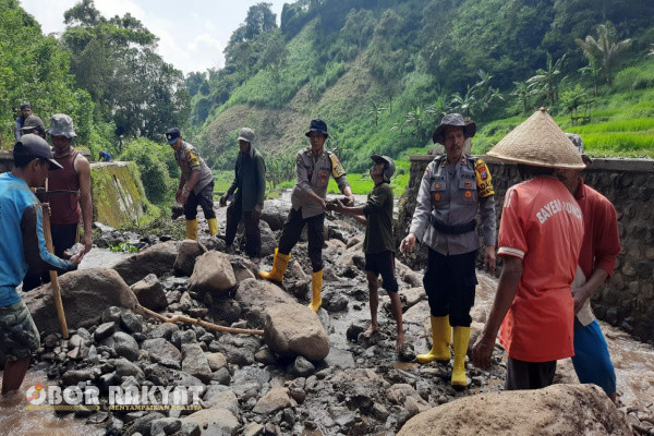 Bondowoso, Obor Rakyat - Kepala Kepolisian Sektor (Kapolsek) Binakal, Iptu Widayanto bersama Kanit Binmas, Bhabinkamtibmas, dan warga Desa Sumberwaru melaksanakan karya bakti, Kamis (13/3/2025).