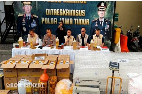 Surabaya, Obor Rakyat - Direktorat Reserse Kriminal Khusus (Ditreskrimsus) Polda Jatim, membongkar praktik kecurangan yang dilakukan oleh produsen minyak goreng MinyaKita yang beroperasi di Kabupaten Sampang dan Kota Surabaya.