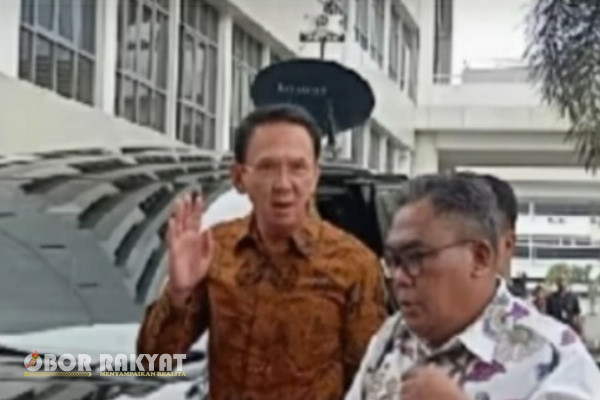 Jakarta, Obor Rakyat - Eks Komisaris Utama PT Pertamina Basuki Tjahaja Purnama alias Ahok memenuhi panggilan Kejaksaan Agung (Kejagung) untuk diperiksa sebagai saksi kasus korupsi Pertamina, Kamis (13/3/2025).