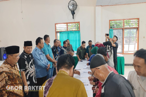 Bondowoso, Obor Rakyat - Dalam rangka meningkatkan sinergi antara Masyarakat penggarap dengan Perhutani serta upaya penyelesaian konflik tenurial kawasan hutan yang telah berlangsung selama 30 tahun, hari ini, kamis 13 Maret 2025 telah dilaksanakan penandatanganan perjanjian kerjasama tahap kedua antara para petani atau penggarap kawasan hutan petak 13N dan 14C, wilayah RPH Curahdami, BKPH Bondowoso, dengan Perum Perhutani KPH Bondowoso.