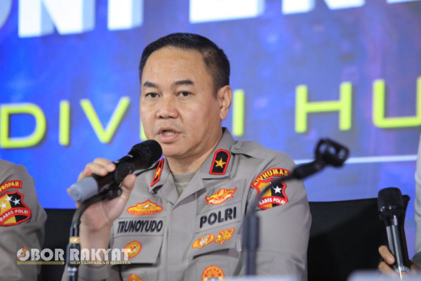 Jakarta, Obor Rakyat – Kepolisian Negara Republik Indonesia (Polri) menegaskan kesiapannya untuk menindak tegas oknum organisasi masyarakat (ormas) yang terlibat dalam aksi premanisme dan menghambat iklim investasi di Tanah Air. Polri berkomitmen untuk memastikan dunia usaha terbebas dari ancaman kelompok tertentu yang menyalahgunakan nama ormas demi kepentingan pribadi atau kelompok.