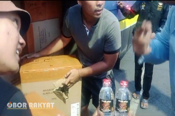Banyuwangi, Obor Rakyat – Polresta Banyuwangi Polda Jatim melalui Unit Reskrim dan Unit Intelkam Polsek KPPP Tanjungwangi berhasil mengamankan 1.350 botol minuman keras jenis arak.