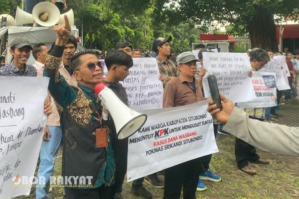 Jakarta, Obor Rakyat - Aksi damai aliansi masyarakat anti korupsi indonesia (AMAKI) membentuk barisan dan turun langsung ke gedung merah putih Komisi pemberantasan korupsi(KPK) untuk menuntut dan mengadili keterlibatan tiga srikandi asal situbondo terkait dana Wasbang, Senin (17/3/2025).