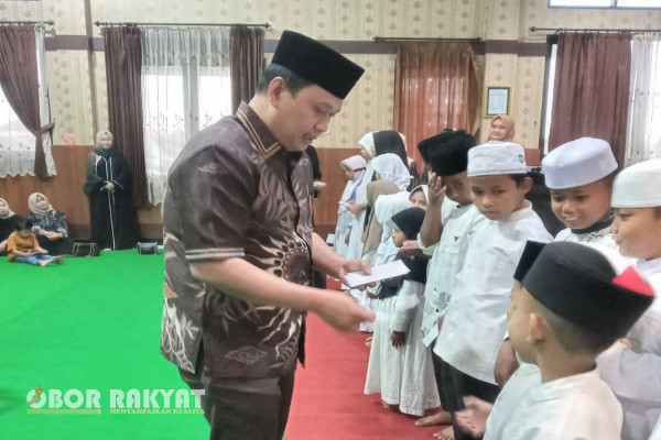 Situbondo, Obor Rakyat - Di bulan suci Ramadhan, Kejaksaan Negeri (Kejari) Situbondo menggelar buka puasa bersama (Bukber) dan pemberian santunan kepada puluhan anak yatim, Selasa (1/3/2025), sekitar pukul 13.00 WIB.