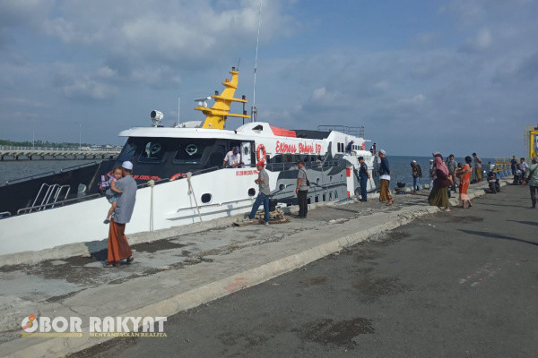 Situbondo, Obor Rakyat - Kementerian Perhubungan (Kemenhub) RI melalui Direktorat Jenderal Perhubungan Laut (Dirjenhubla), secara resmi memberangkatkan kapal gelombang kedua program mudik gratis, Selasa (18/3/2025).
