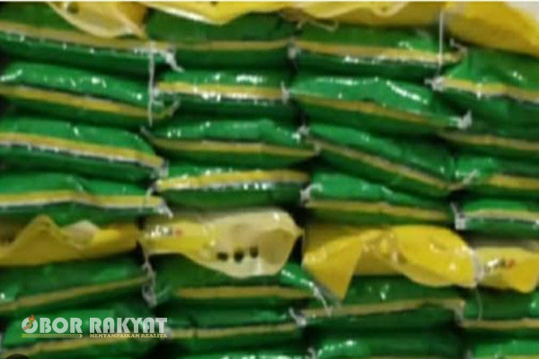 Jakarta, Obor Rakyat - Masyarakat kini dihebohkan dengan bahan pangan yang dijual tak sesuai takaran. Setelah minyak goreng MinyaKita, kini giliran beras kemasan 5 kilogram yang disunat isinya menjadi tidak sesuai menjadi 4 kilogram.