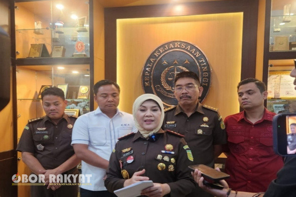Surabaya, Obor Rakyat - Kejaksaan Tinggi Jawa Timur (Kejati Jatim) meningkatkan status penyelidikan ke penyidikan terkait dugaan tindak pidana korupsi dalam pengelolaan belanja hibah barang/jasa yang diserahkan kepada SMK swasta di Dinas Pendidikan, Provinsi Jawa Timur tahun anggaran 2017.