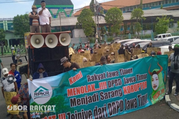 Surabaya, Obor Rakyat - Ratusan warga Situbondo yang tergabung dalam Rumah Perjuangan Keadilan Rakyat (RPKR) menggelar aksi demonstrasi di depan DPRD Jawa Timur, Jumat (21/03/2025.