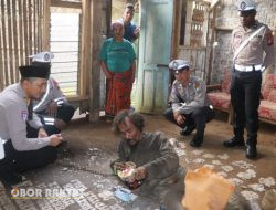 Di Sela-sela Kesibukannya, Kasatlantas Polres Bondowoso Sambangi ODGJ yang Hidup Dalam Pasungan