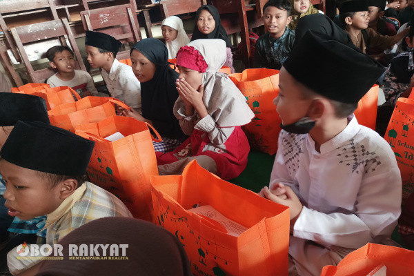 Sidoarjo, Obor Rakyat - Sekolah Dasar Negeri (SDN) Wage 1 kembali menunjukkan komitmennya dalam membangun kepedulian sosial dengan menggelar acara santunan yatim-piatu yang bertemakan "Berbagi Kebahagiaan dan Peduli Anak Yatim dengan Penuh Perhatian dan Kasih Sayang.”