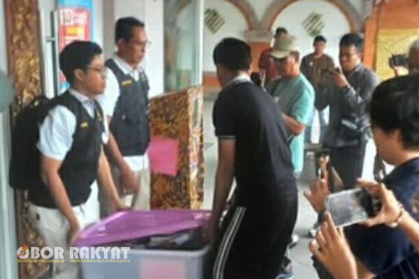 Buleleng, Obor Rakyat - Kejaksaan Tinggi (Kejati) Bali menggeledah kantor Dinas Penanaman Modal dan Pelayanan Terpadu Satu Pintu (DPMPTSP) Buleleng, yang berlokasi di Mal Pelayanan Publik (MPP) lantai tiga Pasar Banyuasri, Jumat (21/3/2025).
