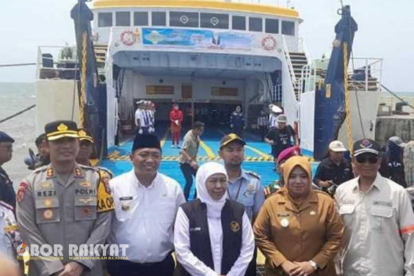 Situbondo, Obor Rakyat – Gubernur Jawa Timur, Khofifah Indar Parawansa, melakukan kunjungan kerja (Kunker) ke Pelabuhan Penyeberangan Jangkar, Kabupaten Situbondo, Senin (24/3/2025).
