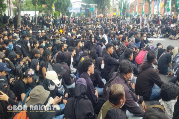 Surabaya, Obor Rakyat - Kota Surabaya, Jawa Timur, kembali menjadi saksi perlawanan mahasiswa terhadap kebijakan pemerintah.