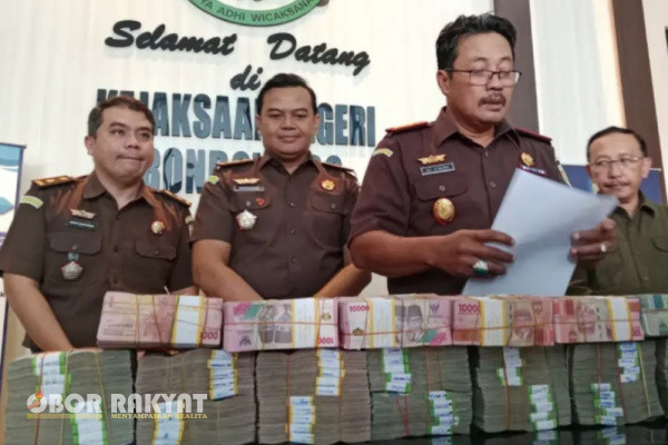 Bondowoso, Obor Rakyat - Pasca ditetapkan sebagai tersangka kasus korupsi dana hibah untuk lembaga pendidikan, mantan Wakil Bupati (Wabup) Bondowoso, Irwan Bachtiar Rahmat melakukan pengembalian uang tunai Rp 1,5 miliar.