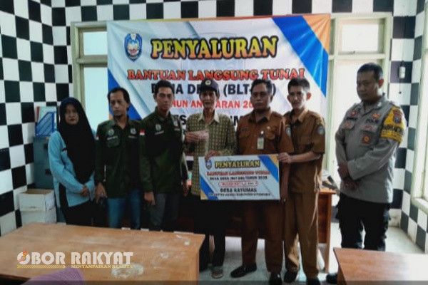 Situbondo, Obor Rakyat - Menjelang Hari Raya Idhul Fitri 1446 H, Pemerintah Desa (Pemdes) Kayumas, Kecamatan Arjasa, Kabupaten Situbondo, menyalurkan Bantuan Langsung Tunai Dana Desa (BLT DD) untuk triwulan pertama di tahun 2025 kepada 19 Keluarga Penerima Manfaat (KPM).