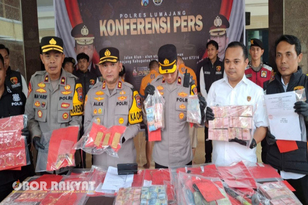Lumajang, Obor Rakyat - Asisten rumah tangga (ART) bernama Solikha (47), warga Kecamatan Tempeh, Kabupaten Lumajang, Jawa Timur, harus berurusan dengan polisi setelah dirinya ketahuan mencuri emas batangan milik majikannya sendiri.