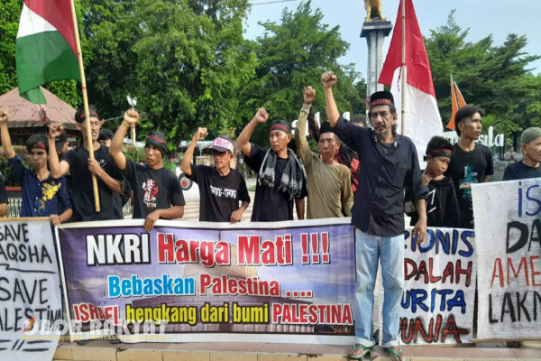 Bondowoso, Obor Rakyat - Barisan simpatisan Al-Quds di Situbondo, Jawa Timur, menggelar aksi damai turun ke jalan, Jumat (28/3/2025).