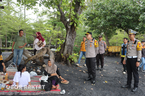 Banyuwangi, Obor Rakyat – Kapolresta Banyuwangi, Kombes Pol Rama Samtama Putra didampingi Kasat Lantas Kompol Elang Prasetyo, meninjau sejumlah destinasi wisata di wilayahnya pada Kamis (3/4/2025).