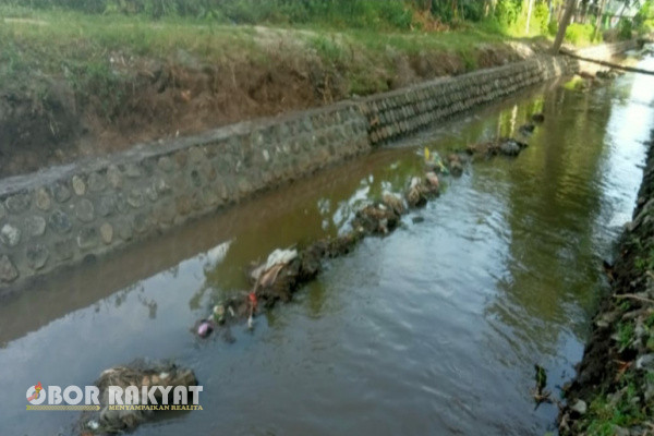 Situbondo, Obor Rakyat – Proyek rehabilitasi saluran irigasi yang berlokasi di Desa Trebungan, Kecamatan Mangaran, Kabupaten Situbondo, Jawa Timur, baru-baru ini menarik perhatian warga.