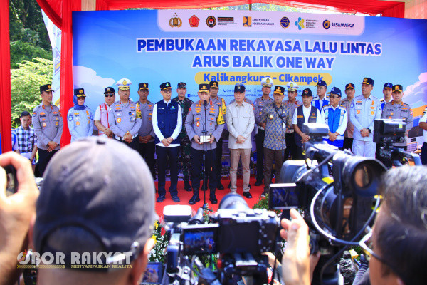 Jakarta, Obor Rakyat - Kapolri Jenderal Pol. Listyo Sigit Prabowo memimpin langsung flag off atau pelepasan one way nasional dari Km 414 Gerbang Tol Kalikangkung sampai Km 70 Gerbang tol Cikampek Utama.
