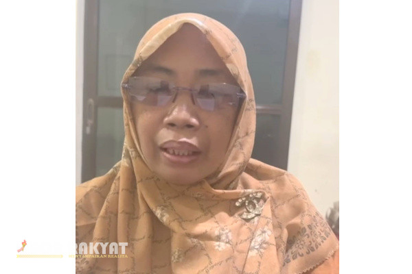 Surabaya, Obor Rakyat - Keluarga terduga kasus pil Koplo yang diamankan oleh Unit Reskrim Polsek Wonokromo, Polrestabes Surabaya, menyebut tudingan adanya nominal uang dalam perkara itu, tidak lha benar, hal itu dikatakan oleh Ibu kandung sebut saja Miyah (bukan nama asli) saat dimintai keterangan oleh Obor Rakyat, Senin (7/4/2025).