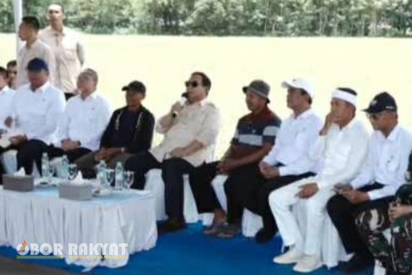 Jakarta, Obor Rakyat - Presiden Prabowo Subianto melakukan panen raya padi serentak di Majalengka, Jawa Barat, pada Senin (7/4/2025).