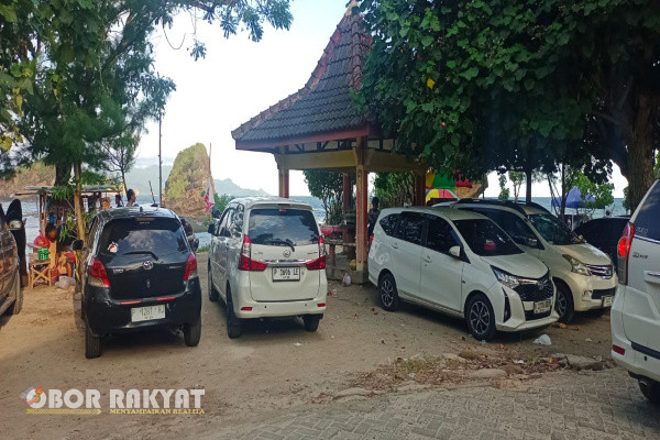 Jember, Obor Rakyat - Sempat dikabarkan melalui jejaring Sosial, terkait tarikan dua kali lipat parkiran di Wisata Papuma, Jember, saat liburan Lebaran 2025. Kini, Adi Suponco selaku Asisten General Manager menggelar Doorstop kepada awak media, Senin (7/4/2025).