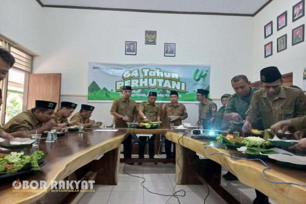 Bondowoso, Obor Rakyat - Dalam rangka memperingati Hari Ulang Tahun (HUT) Perhutani ke-64, Kesatuan Pemangkuan Hutan (KPH) Bondowoso menggelar serangkaian kegiatan bermakna yang dipenuhi semangat kebersamaan dan dedikasi terhadap pelestarian lingkungan.
