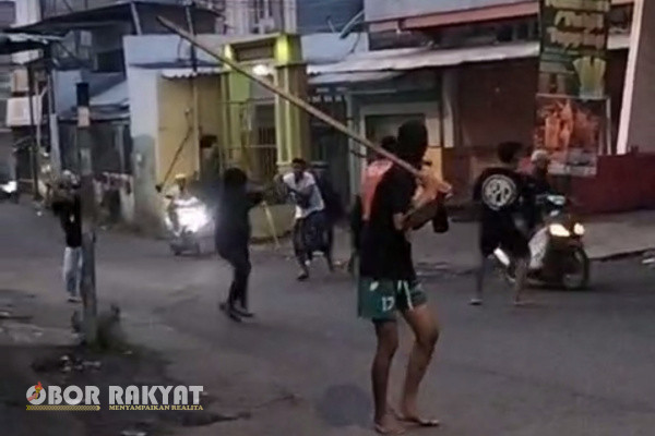 Surabaya, Obor Rakyat - Beredar luas diberbagai jejaring sosial, cuplikan Vidio tawuran antar remaja yang diduga terjadi di Wilayah hukum Semampir, Surabaya.
