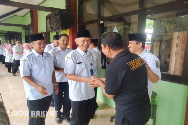 Banyuwangi, Obor Rakyat - Dalam suasana yang penuh keakraban ini, SMP Negeri 2 Srono, Banyuwangi, menggelar Halal Bihalal.