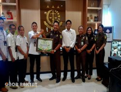 Berhasil Selesaikan Konflik Tenurial, Kajari Bondowoso Terima Piagam Penghargaan Dari Perum Perhutani