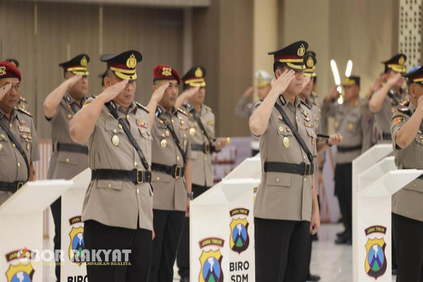Surabaya, Obor Rakyat - Gerbong mutasi ditubuh Polri bergulir, kali ini PJU serta Kapolres Jajaran di Polda Jatim pun berpindah tugas, melalui serah terima jabatan (Sertijab) Kapolda Jatim Irjen Nanang Avianto, memimpinnya secara langsung.