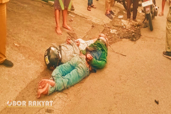 Surabaya, Obor Rakyat - Diduga melakukan aksi pencurian Helm lalu gagal kepergok, dua pria asal Surabaya di hakimi massa, peristiwa itu terjadi di Jalan Darmo Indah Barat, Selasa (15/4/2025), sekitar pukul 11:00 WIB.