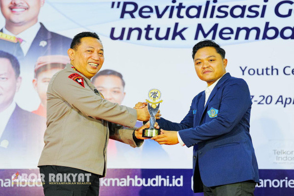 Yogyakarta, Obor Rakyat - Kapolri Jenderal Listyo Sigit Prabowo menghadiri kegiatan pembukaan pekan orientasi Himpunan Mahasiswa Buddhis Indonesia (Hikmahbudhi) ke-12 di Yogyakarta, pada Jumat (18/4/2025).
