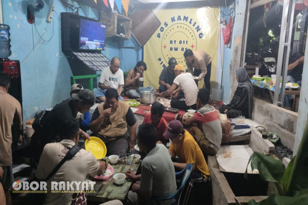 Jakarta, Obor Rakyat – Malam penuh kehangatan dan tawa riang menyelimuti lingkungan RT 011, RW 01, Kelurahan Pinangranti, Jakarta Timur, saat warga berkumpul dalam acara makan bersama yang digelar, Selasa (19/4/ 2025), malam.