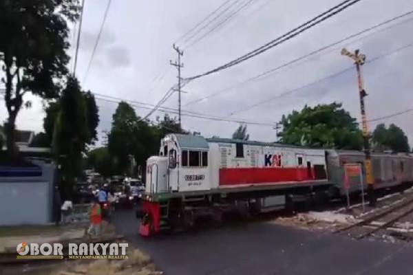 Probolinggo, Obor Rakyat – Seorang pria bernama Waras Supriyadi (60), warga Jalan Ahmad Yani, Mangunharjo, Kota Probolinggo, tewas setelah tertabrak Kereta Api (KA) Logawa relasi Ketapang–Purwokerto, Minggu (20/4/2025) sekitar pukul 17.00 WIB.