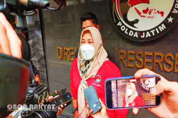 Surabaya, Obor Rakyat - Polda Jatim, melalui Direktorat Reserse Narkoba, berhasil bongkar peredaran sabu internasional, tak tanggung-tanggung 22 Kilo sabu diamankan tak hanya itu dua tersangka turut ditahan.
