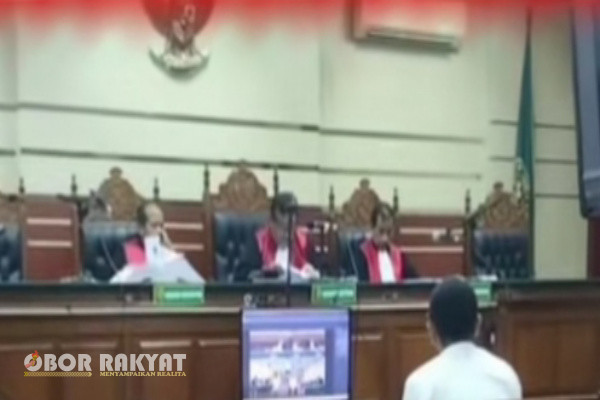 Surabaya, Obor Rakyat - Majelis hakim Pengadilan Tindak Pidana Korupsi (Pengadilan Tipikor) Surabaya, menjatuhkan hukuman terhadap terdakwa Yanuar Arifin bin Krisna Rasat, selaku kepala BRI Unit Tapen, Kabupaten Bondowoso, dengan pidana penjara selama 7 tahun karena terbukti melakukan kredit fiktif KUR kepada nasabah sebanyak 90 orang, tahun 2022-2023, yang merugikan negara sebesar Rp5,3 miliar.
