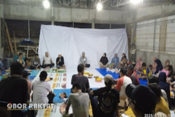 Jakarta, Obor Rakyat - Dalam upaya mempererat hubungan antar warga pasca Idul Fitri 1446 H, warga RT 011, RW 01, Kelurahan Pinang Ranti, Kecamatan Makasar, Jakarta Timur, menggelar acara Halal Bihalal yang berlangsung penuh keakraban, Sabtu (26/4/2025) lalu.