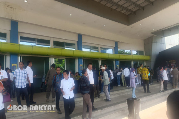 Surabaya, Obor Rakyat - Sebanyak 7 ribu Kepala Desa (Kades) dari berbagai wilayah di Jawa Timur, menghadiri acara Peluncuran dan Dialog Percepatan Musyawarah Desa Khusus (Musdesus) pembentukan Koperasi Desa (Kopdes) Merah Putih di Expo Surabaya, Rabu (30/4/2025).