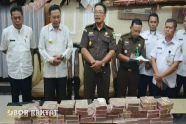 Bondowoso, Obor Rakyat - Puluhan Kepala Desa (Kades) di Kabupaten Bondowoso, Jawa Timur, yang mengelola keuangan desa ramai-ramai datang ke Kantor Kejaksaan Negeri (Kejari) setempat.